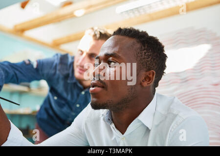 Kreative afrikanischen Maler arbeitet an der Staffelei in der Kunst Klasse einer Art College Stockfoto