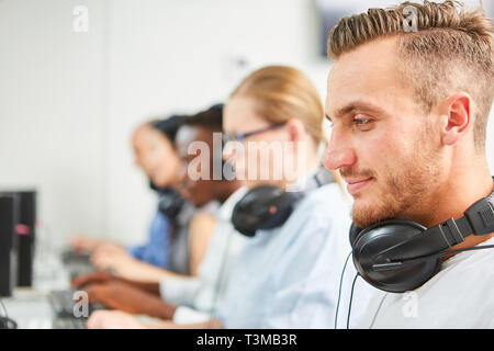 Informatik Studenten in Computer Kurs beim Studieren oder Kollegen in Coworking Büro Stockfoto