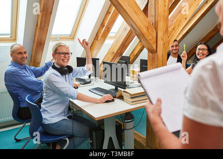 Eine Gruppe von Mitarbeitern in der Start-up-coworking Office als ein kreatives Team mit positiven Motivation;;;;;;;; Stockfoto