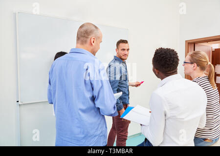 Mitarbeiter und Business Coach in einem Workshop zum Thema Bildung und Ausbildung Stockfoto