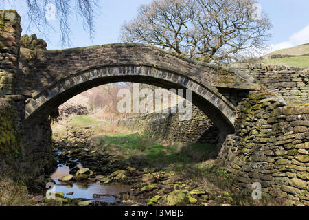 Zu Fuß von Motorradtouren zu Packesel Brücke in West Yorkshire Stockfoto