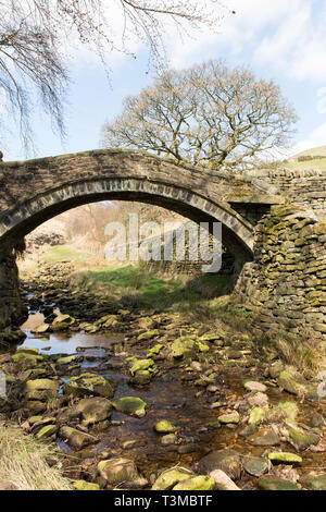 Zu Fuß von Motorradtouren zu Packesel Brücke in West Yorkshire Stockfoto