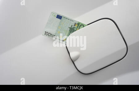 Euro Banknote in den Tank des Autos. Konzept von teuren Gas Stockfoto