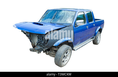 Blau zertruemmerten Auto nach Unfall isoliert auf weißem Stockfoto