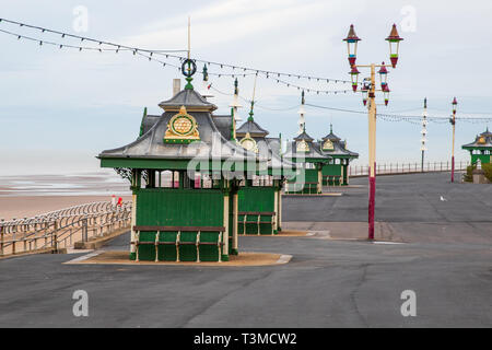 Grünen Unterstände auf der Promenade in Blackpool Stockfoto