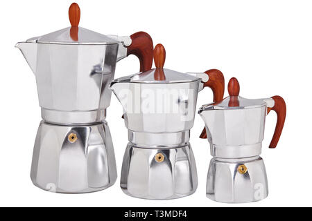 Set aus Metall Geysir Kaffeemaschinen, Kaffeemaschinen auf weißem Hintergrund. Sammlung von kleinen, mittleren und großen Kaffeemaschinen Holzgriff Stockfoto
