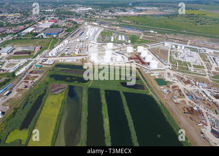 Die Kläranlage in Slawjansk am Kuban. Wasser für die Abwasserbehandlung in einer kleinen Stadt. Hellen Schilf am Ufer des Wassers. Stockfoto