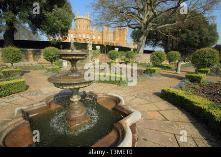 Schloss Belvoir, Leicestershire. Belvoir Castle, Sitz der Herzöge von Rutland, von Dieses stattliche Haus Rosengarten im Frühjahr, England gesehen, Großbritannien Stockfoto