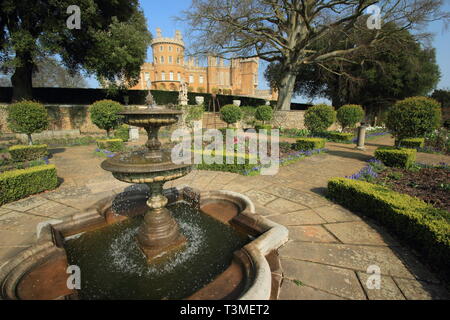 Schloss Belvoir, Leicestershire. Belvoir Castle, Sitz der Herzöge von Rutland, von Dieses stattliche Haus Rosengarten im Frühjahr, England gesehen, Großbritannien Stockfoto