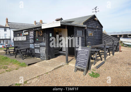 Fisherman's Hütten am Strand von Aldeburgh in Suffolk mit einer Reihe von frisch gefangenen Fisch Stockfoto