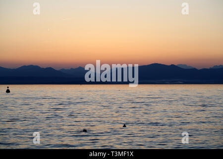 Schönen Sonnenuntergang am Gardasee in Italien Stockfoto