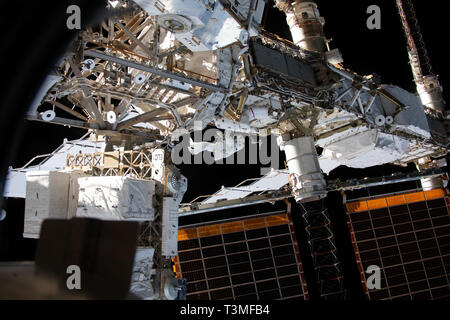 Expedition 59 David Saint-Jacques des Canadian Space Agency und der NASA-Astronaut Anne McClain (rote Streifen im Raumanzug) arbeiten die Stromversorgung während der Aktualisierung ein spacewalk außerhalb der internationalen Raumstation April 8, 2019 in der Erdumlaufbahn. Astronauten McClain und Haag 6-Stunden- und 30-Minuten außerhalb der Raumstation der Stromversorgung für die Kanadier zu Upgrade gebauten Roboterarms Canadarm2, wie bekannt, und installierten Kabel mehr erweiterbaren drahtlose Kommunikation Deckung außerhalb der orbital Komplex zur Verfügung zu stellen. Stockfoto