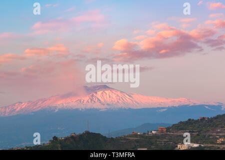 Rauchen schneebedeckten Vulkan Ätna bei Sonnenaufgang, wie Taormina, Sizilien gesehen Stockfoto