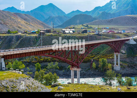 Neue Straße Brücke über den Fluss Katun im Dorf Inya, Chui Trakt, Republik Altai Stockfoto