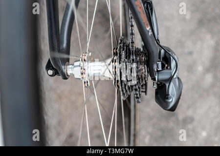 Rennrad Hinterrad Nabe mit Kassette und Kette mit Speichen und Felgen Stockfoto