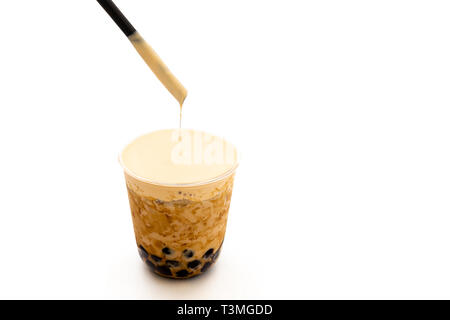 Pearl Milch, Eistee mit Sahne in Freistellungspfad isoliert. Stockfoto