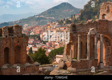 Die Ruinen des antiken griechischen Theaters und der Altstadt von Taormina an sonnigen Tagen, Sizilien, Italien Stockfoto