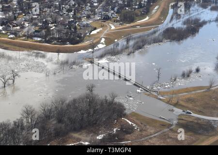 Luftaufnahme von Frühjahr Hochwasser entlang des Roten Flusses und Red Lake River April 8, 2019 in Grand Forks, North Dakota. Der Datensatz Hochwasser soll als späten winter storm Fässer in den Mittleren Westen der USA in den nächsten Tagen verschlechtern. Stockfoto