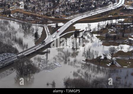 Luftaufnahme von Frühjahr Hochwasser entlang des Roten Flusses und Red Lake River durch die sorlie Brücke April 8, 2019 in Grand Forks, North Dakota. Der Datensatz Hochwasser soll als späten winter storm Fässer in den Mittleren Westen der USA in den nächsten Tagen verschlechtern. Stockfoto