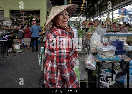 Thailand Frau trägt ein herkömmlicher Reis hat aka Chinesischen Coolie Hat Stockfoto