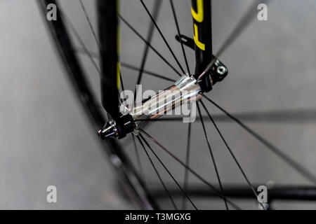 Rennrad fornt Radnabe auf Gabel mit Speichen und Rim entfernt Stockfoto