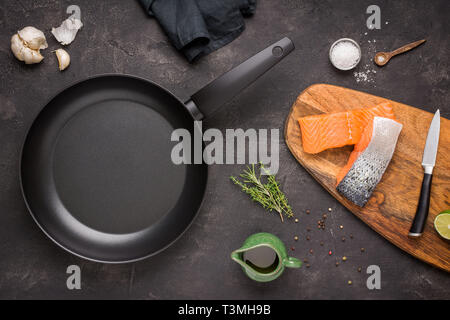 Frischen, rohen Lachs Fisch Vorbereitung mit Zutaten zum Kochen Stockfoto