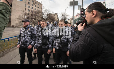 Kiew, Ukraine. April 9, 2019. Aktivisten und Unterstützer der Nationalen Korps politische Partei an einer Rallye, eine Untersuchung der corrup zu verlangen. Stockfoto