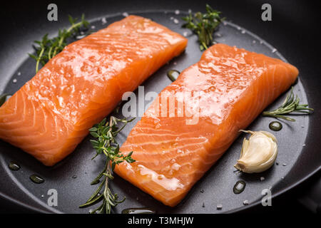 Lachs Steaks frisch und Roh in einer Pfanne mit Thymian und Knoblauch Stockfoto