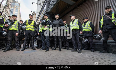 Kiew, Ukraine. April 9, 2019. Aktivisten und Unterstützer der Nationalen Korps politische Partei an einer Rallye, eine Untersuchung der corrup zu verlangen. Stockfoto