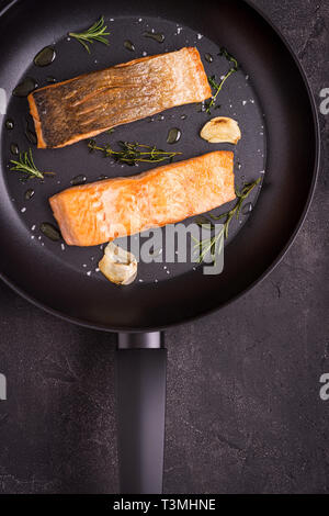 Gegrillter Lachs Filets in einer Pfanne mit Thymian und Knoblauch Stockfoto