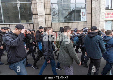 Kiew, Ukraine. April 9, 2019. Aktivisten und Unterstützer der Nationalen Korps politische Partei an einer Rallye, eine Untersuchung der corrup zu verlangen. Stockfoto