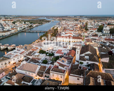 Antenne Stadtbild von schönen Tavira mit römische Brücke über den Fluss Gilao am Abend, Algarve, Portugal Stockfoto