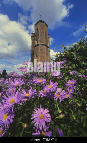 Sissinghurst Schlossgarten mit Elisabethanischen Turm, in der Nähe von Royal Tunbridge Wells, Kent, England, Großbritannien Stockfoto