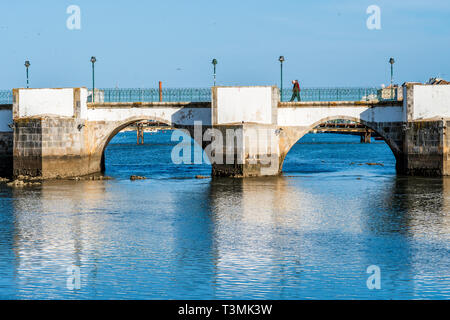 Historische römische Brücke über den Fluss Gilao in Tavira, Algarve, Portugal Stockfoto