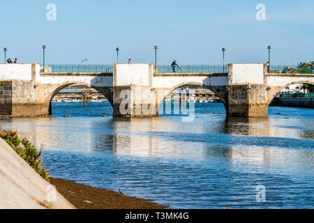 Historische römische Brücke über den Fluss Gilao in Tavira, Algarve, Portugal Stockfoto