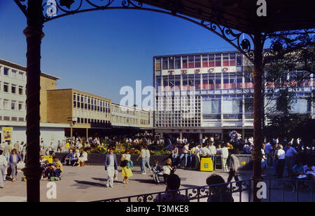 Queens Square Einkaufszentrum gesehen aus dem Musikpavillon, Crawley, West Sussex, England, UK. Ca. 80er Stockfoto