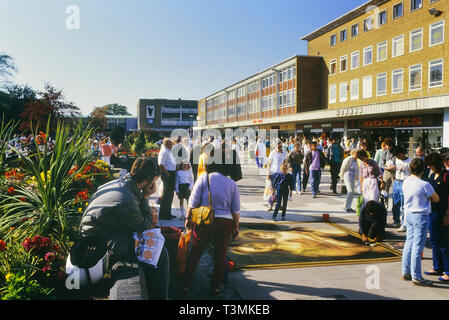 Queens Square Shopping Center, Crawley, West Sussex, England, UK. Ca. 80er Stockfoto