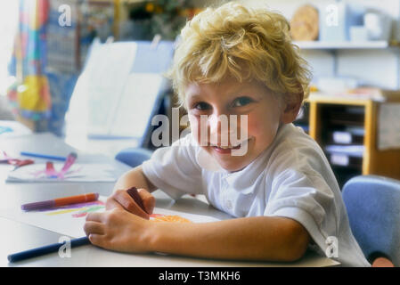 Junge Schüler zeichnen, England, Großbritannien Stockfoto