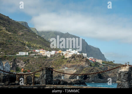 Das schöne Dorf San Pedro de Daute in der Nähe von Garachico auf Teneriffa, unter den Klippen von der nördlichen Seite der Insel gelegen. Stockfoto