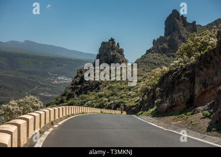 Radfahrer auf der Straße Fahrrad Radfahren die steile Straße zum Mirador de Cherfe auf die TF-436 Straße von Santiago del Teide. Teneriffa Stockfoto