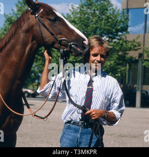 Thomas Fritsch, deutscher Wis und Synchronsprecher, mit Pferd, Deutschland Ca. 1987. Deutsche Schauspieler Synchronisation und Schauspieler Thomas Fritsch mit einem Pferd, Deutschland Ca. 1987. Stockfoto