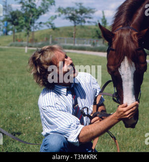 Thomas Fritsch, deutscher Wis und Synchronsprecher, mit Pferd, Deutschland Ca. 1987. Deutsche Schauspieler Synchronisation und Schauspieler Thomas Fritsch mit einem Pferd, Deutschland Ca. 1987. Stockfoto