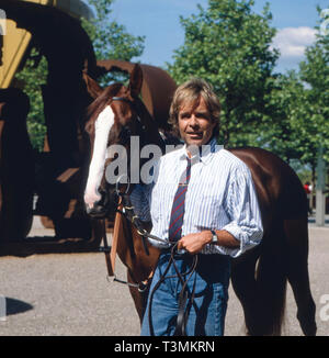 Thomas Fritsch, deutscher Wis und Synchronsprecher, mit Pferd, Deutschland Ca. 1987. Deutsche Schauspieler Synchronisation und Schauspieler Thomas Fritsch mit einem Pferd, Deutschland Ca. 1987. Stockfoto