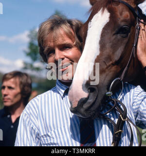 Thomas Fritsch, deutscher Wis und Synchronsprecher, mit Pferd, Deutschland Ca. 1987. Deutsche Schauspieler Synchronisation und Schauspieler Thomas Fritsch mit einem Pferd, Deutschland Ca. 1987. Stockfoto