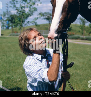 Thomas Fritsch, deutscher Wis und Synchronsprecher, mit Pferd, Deutschland Ca. 1987. Deutsche Schauspieler Synchronisation und Schauspieler Thomas Fritsch mit einem Pferd, Deutschland Ca. 1987. Stockfoto