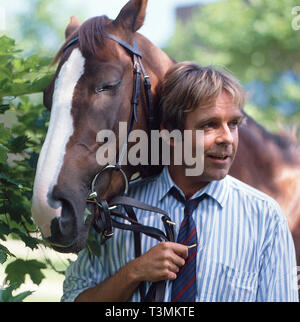 Thomas Fritsch, deutscher Wis und Synchronsprecher, mit Pferd, Deutschland Ca. 1987. Deutsche Schauspieler Synchronisation und Schauspieler Thomas Fritsch mit einem Pferd, Deutschland Ca. 1987. Stockfoto