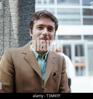 Portrait von Rainer Holbe, deutscher Journalist und Fernsehmoderator, Deutschland Ca. 1982. Portrait von Rainer Holbe, deutscher Journalist und Fernsehmoderator, Deutschland Ca. 1982. Stockfoto