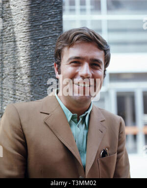 Portrait von Rainer Holbe, deutscher Journalist und Fernsehmoderator, Deutschland Ca. 1982. Portrait von Rainer Holbe, deutscher Journalist und Fernsehmoderator, Deutschland Ca. 1982. Stockfoto