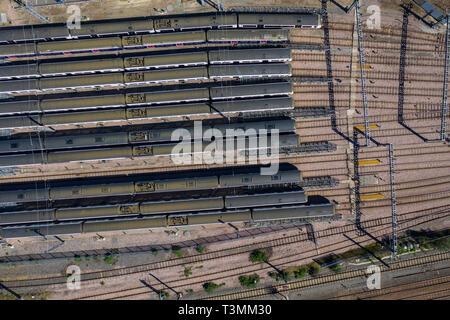 Luftaufnahme über Personenzüge in Zeilen an einer Station Stockfoto