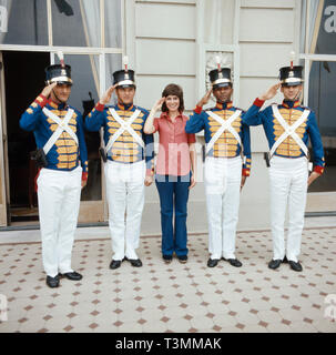 Mary Roos, deutsche Schlagersängerin, mit Gardesoldaten, Deutschland Ca. 1979 Stockfoto